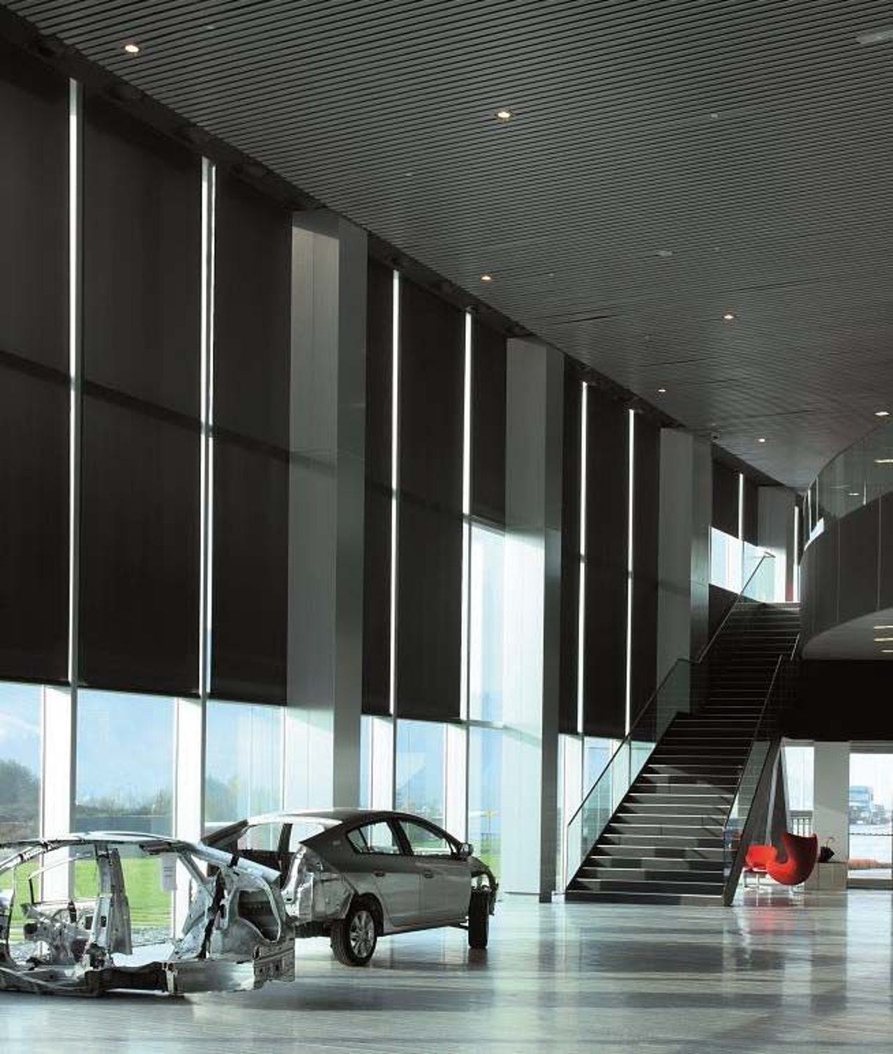 XXL-Rollo-Großanlage in Autohaus-Showroom