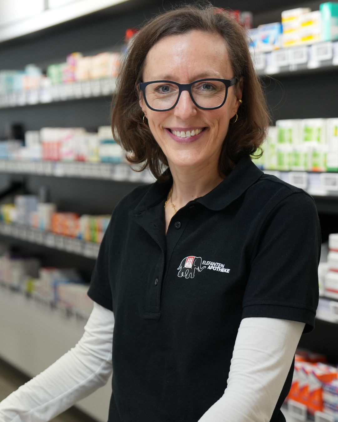 Mitarbeiterin der Elefanten Apotheke Hamburg im Verkaufsraum