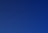 Weiße Wassertropfen und Gischt spritzen dynamisch vor einem tiefblauen Hintergrund.