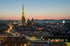Wiener Skyline bei Sonnenuntergang mit beleuchtetem Stephansdom und Stadtlichtern.
