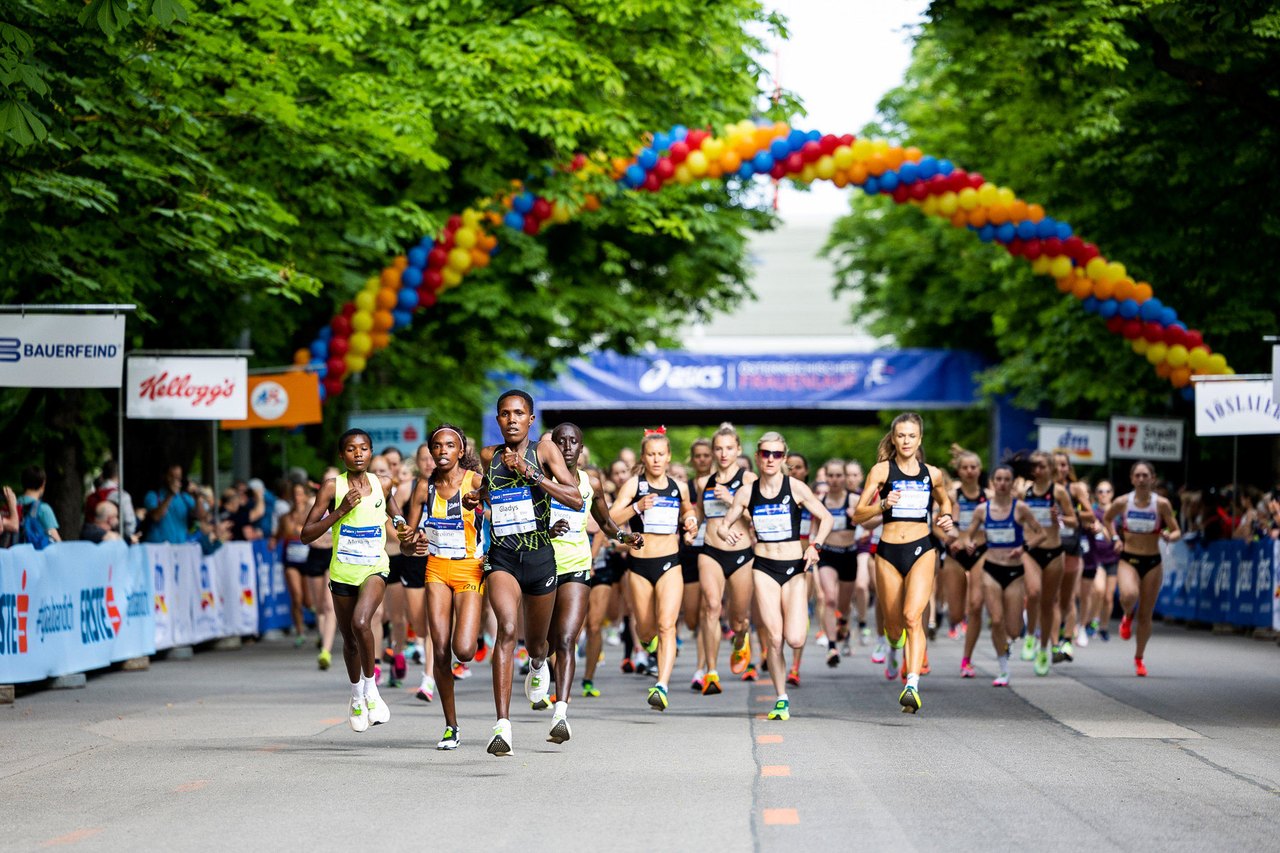 Start des Elitefelds beim ASICS Österreichischen Frauenlauf 2022