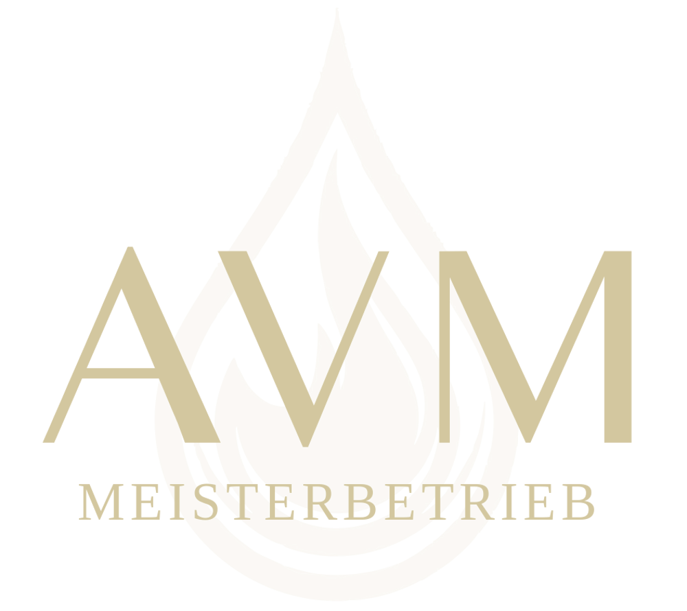Beiges Logo von "AAM" mit stilisiertem Feuer in einem Tropfen auf dunklem Hintergrund.