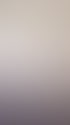 Modernes Badezimmer mit weißem Waschbecken, Wand-WC, Spiegel und hellen Fliesen.