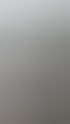 Zwei Menschen blicken von einer Anhöhe in eine weite Landschaft.