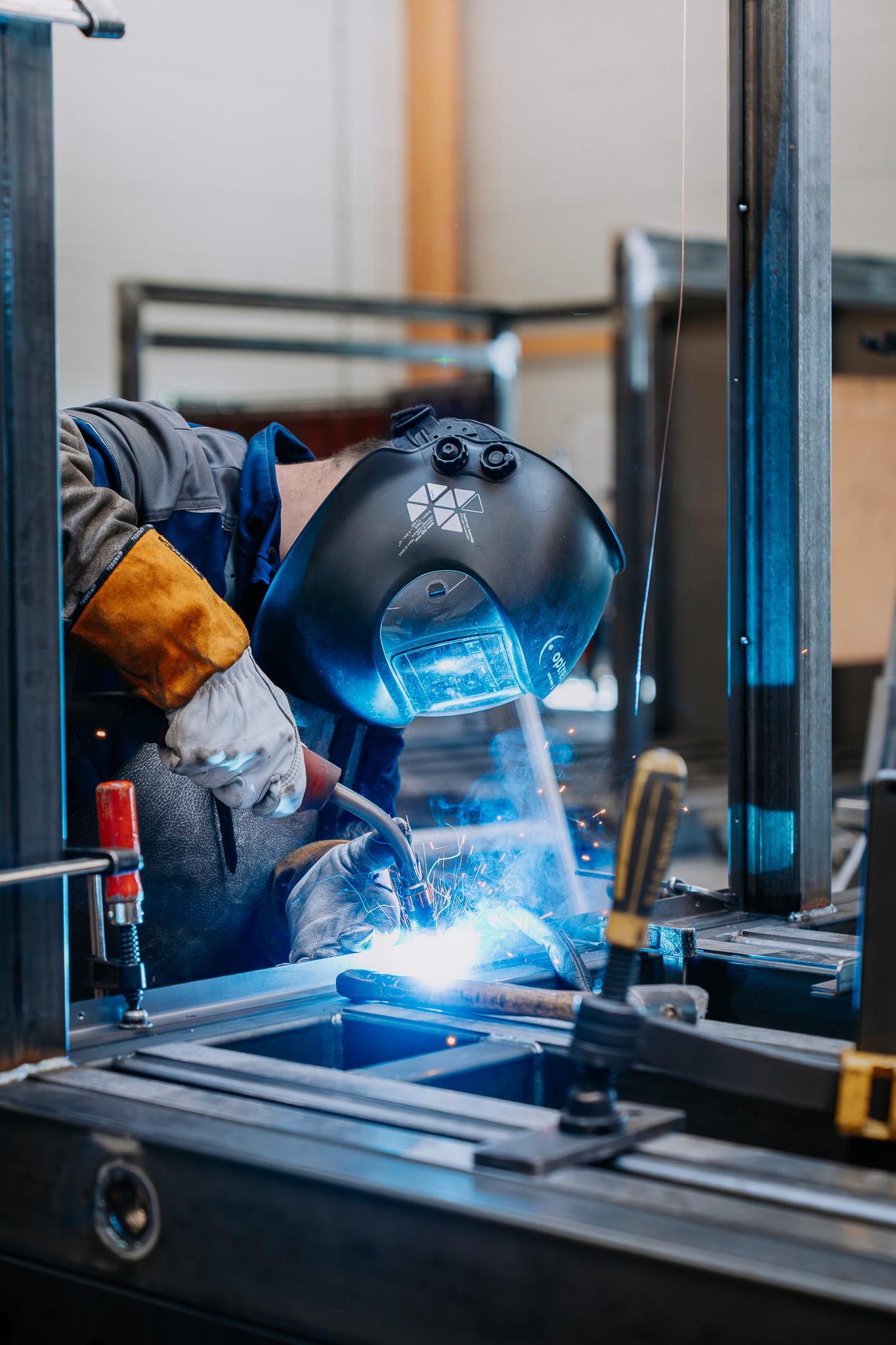 MAG-Schweißer schweißt Maschinengestelle bei Schüttler Technik in Crailsheim
