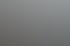 Drei Personen arbeiten in einem Büro mit Jalousien an den Fenstern.