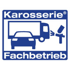 Blau-weißes Logo: "Karosserie Fachbetrieb" mit LKW, Auto und Spritzpistole, die Farbe auf das Auto sprüht.