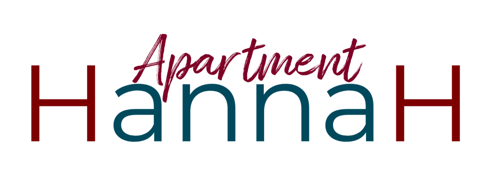 Text in Rot, Türkis und Dunkelrot: „Apartment Hannah“ 