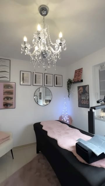Behandlungsraum der MD Beautylounge mit Kronleuchter und Spiegel