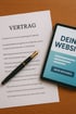 Ein Dokument mit der Überschrift „VERTRAG“, eine Füllfeder und ein Tablet mit der Aufschrift „DEINE WEBSITE MEHR ERFAHREN“.