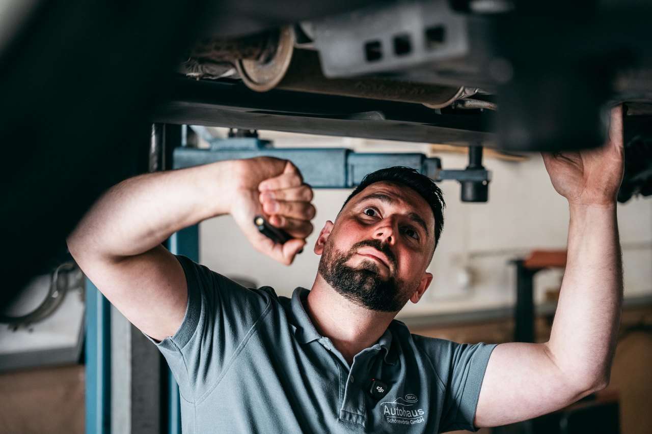 Mitarbeiter bei der Fahrzeugreparatur im Autohaus Schönewörde
