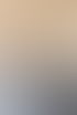Vier Jugendliche sitzen an einem runden Tisch vor einer Tafel mit Text und Schwarz-Weiß-Fotos.