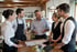 Team-Besprechung auf Augenhöhe im Restaurant