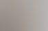 Vier Kollegen blicken gemeinsam im Büro auf Laptops an einem Holztisch.
