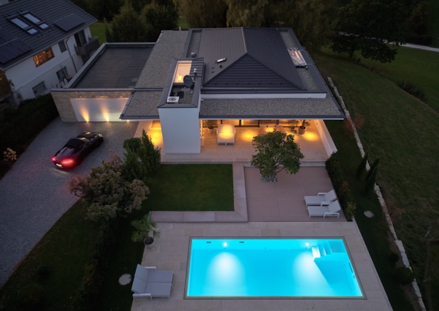 Puristische Poolanlage mit Holzterrasse und Unterflur-Rolladen – Ansicht 4