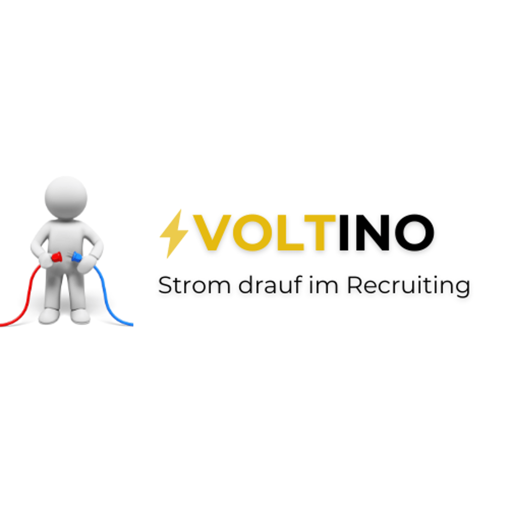 Eine weiße Figur hält ein rotes und blaues Kabel; rechts steht "VOLTINO Strom drauf im Recruiting".