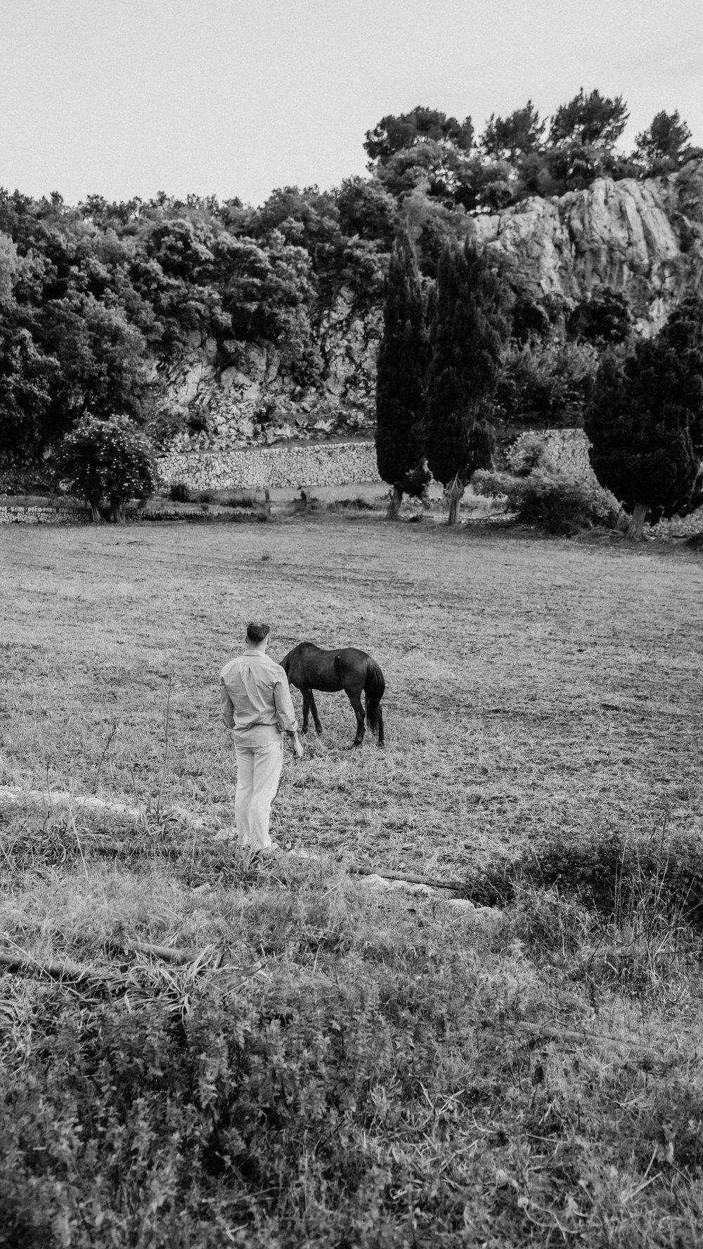 Mann mit Pferd auf der Wiese, Schwarz-Weiß