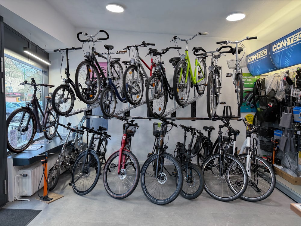 Große Auswahl an eBikes im Verkaufsraum