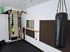 Ein Fitnessraum mit Sprossenwand, Boxsack, Gummibändern und einer Spiegelwand.
