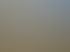 Eine erhöhte Unterkonstruktion für eine Terrasse aus verzinktem Stahl mit Geländer vor einer Hauswand.