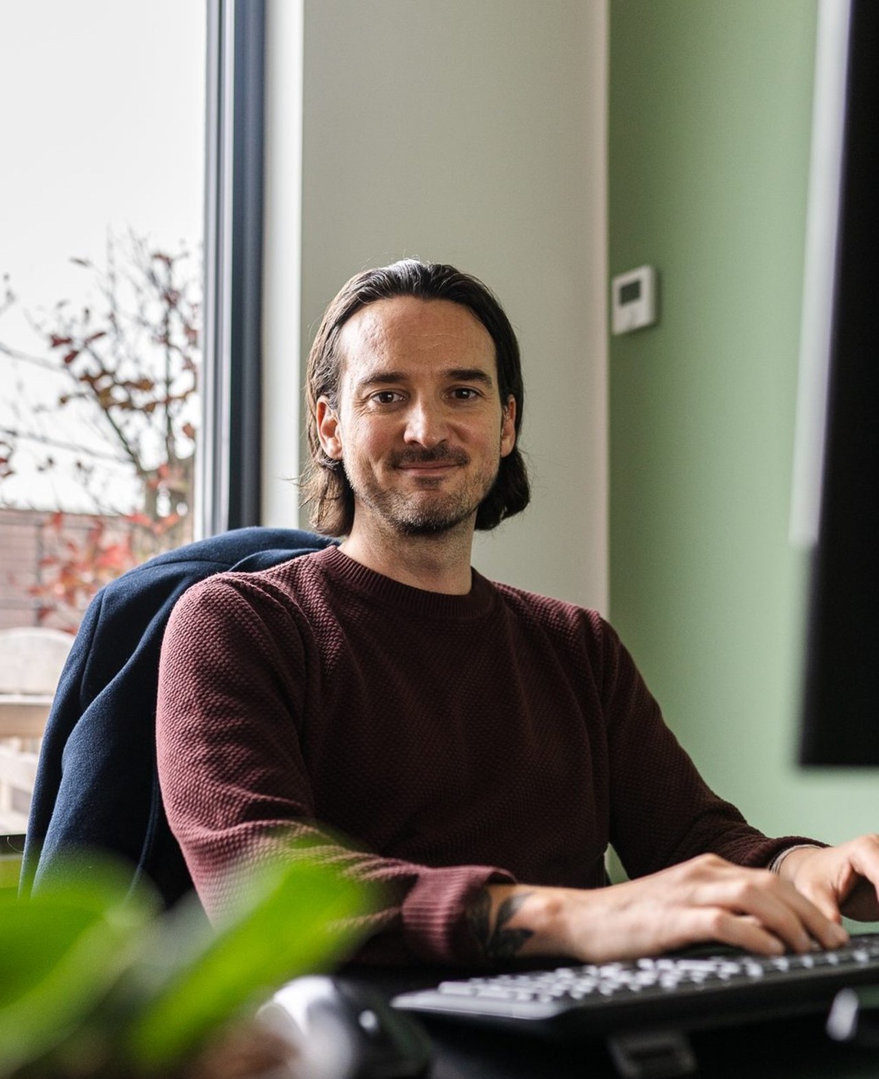 Daniel Rakus, Google Ads Experte aus Berlin, an seinem Schreibtisch