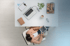 Erfahrene Digital Office-Experten arbeiten gemeinsam an einem Projekt in einer modernen, agilen Arbeitsumgebung.