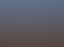 Eine Person im blauen Oberteil sitzt auf einer Sanddüne und betrachtet den Sonnenuntergang in der Wüste.