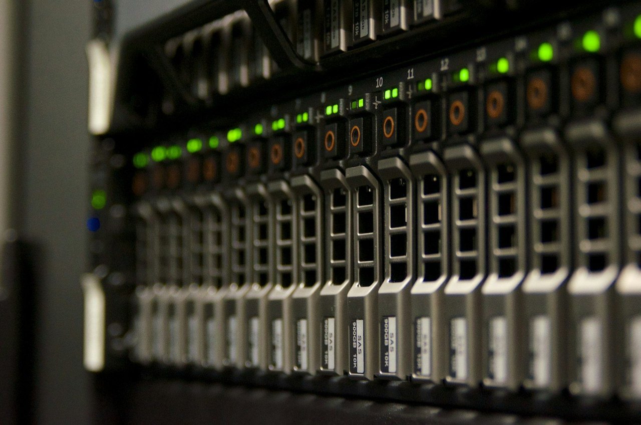 Servergehäuse mit vielen Laufwerksschächten und grünen Statusleuchten