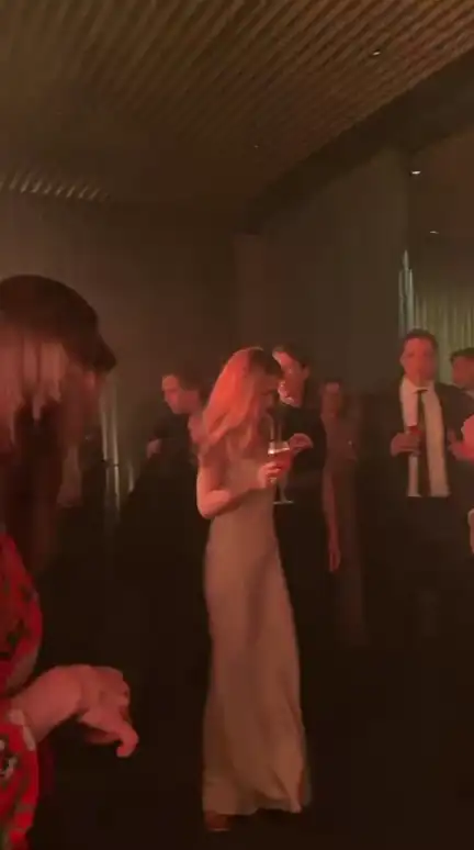 Rebekka singt mitten auf der Tanzfläche
