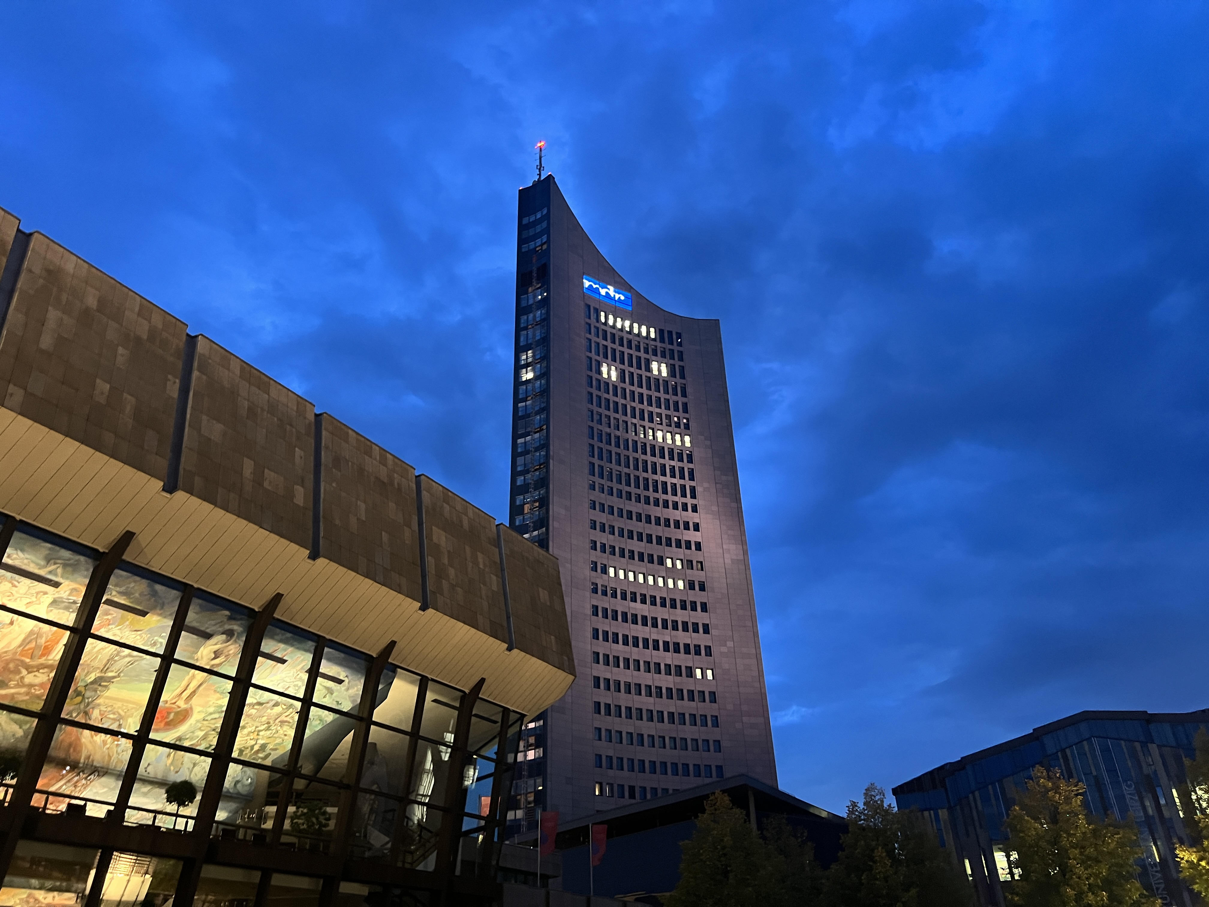 Geissler Immobilien – Ihr Maklerbüro im Herzen von Leipzig
Im 6. Stock des City-Hochhauses, direkt am Augustusplatz 9, finden Sie das Büro von Geissler Immobilien – mit Blick über die Dächer Leipzigs und kurzen Wegen zu den wichtigsten Institutionen der Stadt. Der Standort im markantesten Hochhaus Mitteldeutschlands steht für Weitblick, Klarheit und Präsenz – Werte, die auch Emanuel Geissler in der täglichen Arbeit mit seinen Kunden lebt.
Von hier aus betreue ich Eigentümer und Kaufinteressenten in Leipzig und Umgebung – mit einem klaren Anspruch an Qualität, Effizienz und moderne Immobilienvermarktung.
Ob diskreter Immobilienverkauf, fundierte Wertermittlung oder gezielte Käufersuche: Bei Geissler Immobilien am Augustusplatz profitieren Sie von erstklassigem Service in exklusiver Lage.