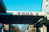 Grenzübergang mit Zollgebäude und Schild ›ZOLL‹ unter blauem Himmel