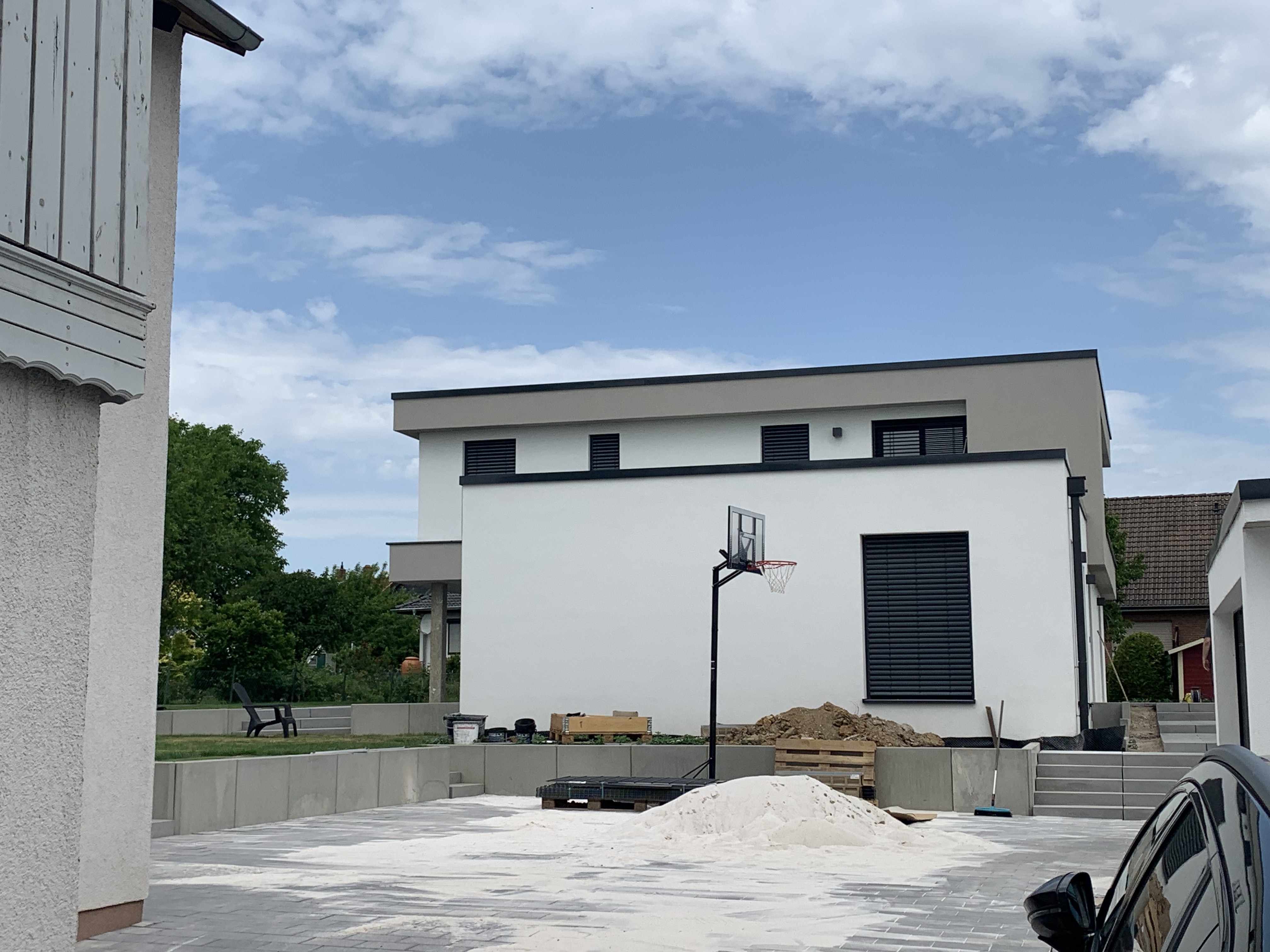 Nachher – Hofseite mit Basketballkorb