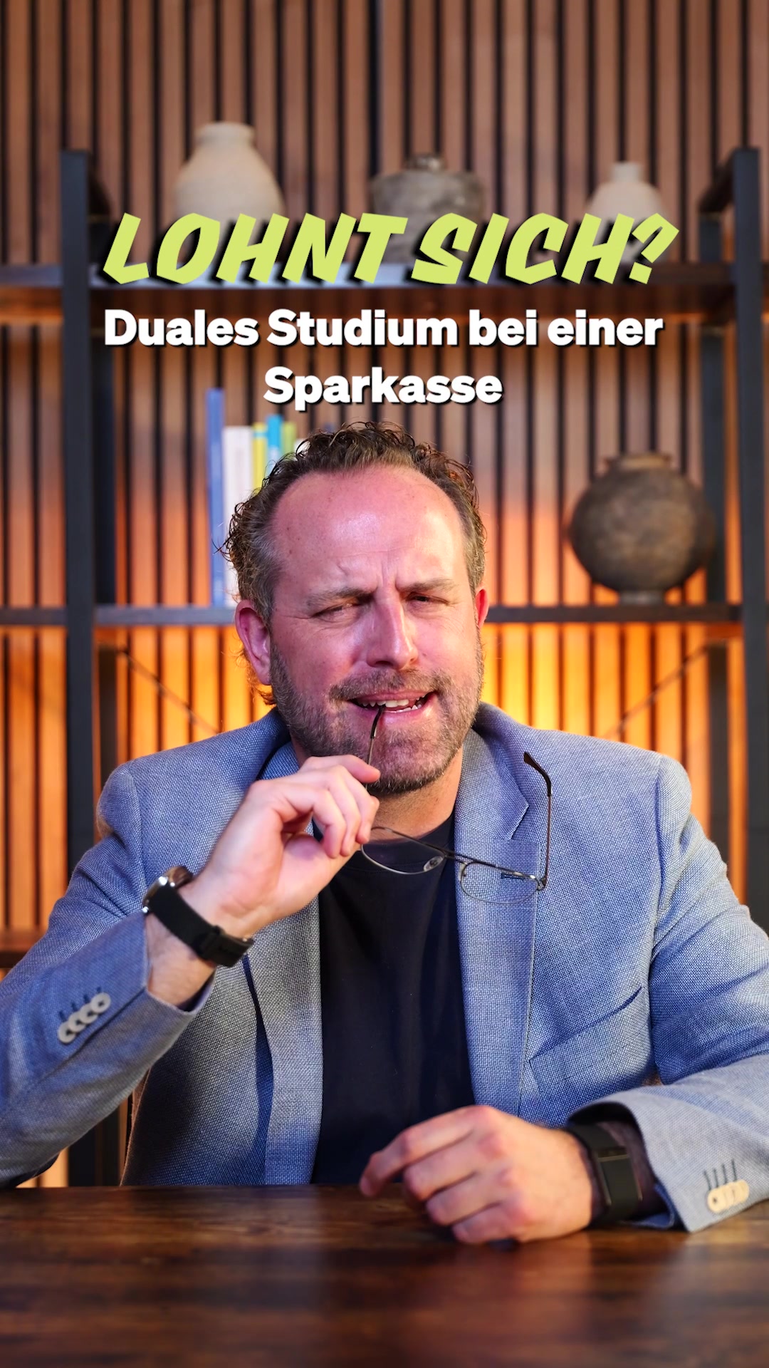 Mr. Karriere prüft gängige Vorurteile über Banken und ordnet ein, für wen sich das duale Studium BWL-Bank bei der Kreissparkasse Waiblingen lohnt.