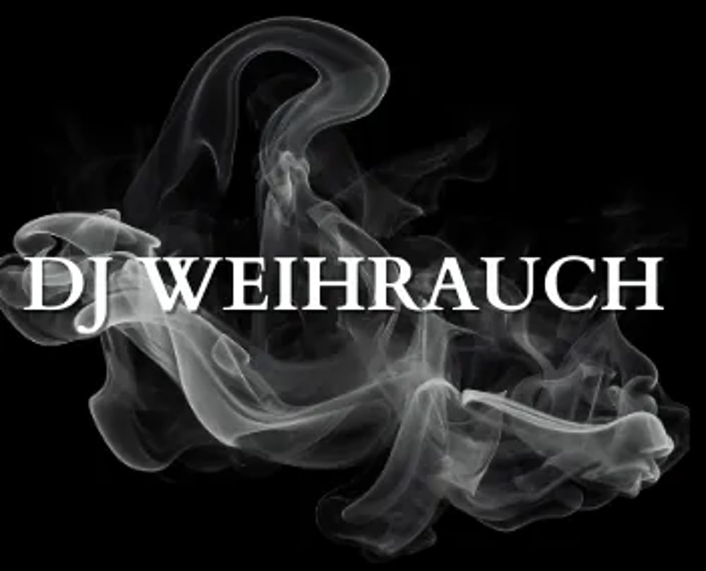 Rauchschwaden auf schwarzem Hintergrund mit weißem Text "DJ WEIHRAUCH".