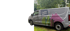 Grauer Casa-Lieferwagen mit buntem Haus- und Baum-Logo parkt vor grünem Hintergrund.