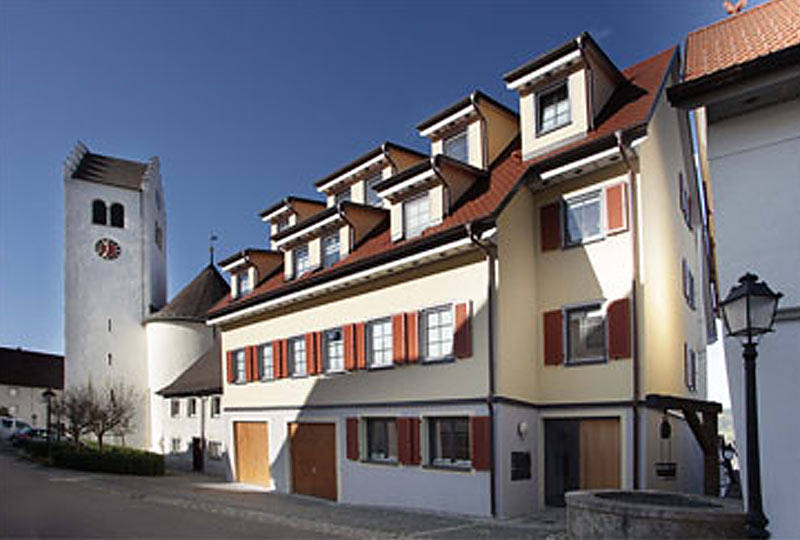 Mehrfamilienhaus in Mühlheim mit neuer Fassade und Gauben