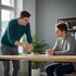 Persönliches Gespräch in ruhiger Büroatmosphäre
