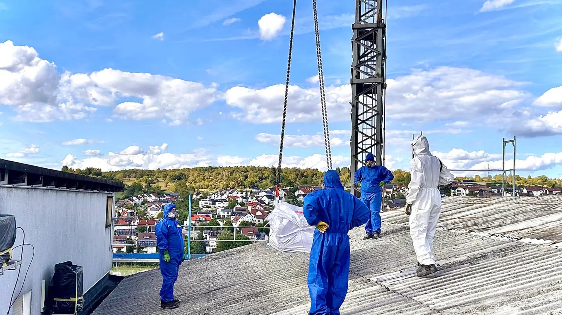 Arbeiten auf dem Hallendach unter dem Kranhaken