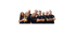 Neun lächelnde Teammitglieder in schwarzen Poloshirts stehen mit verschränkten Armen vor schwarzem Hintergrund.