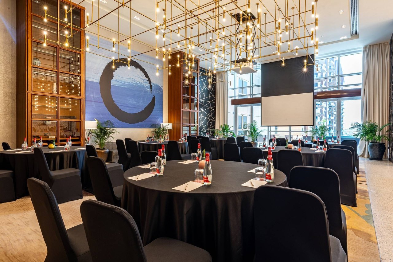 Eventraum im Andaz Dubai The Palm mit runden Tischen