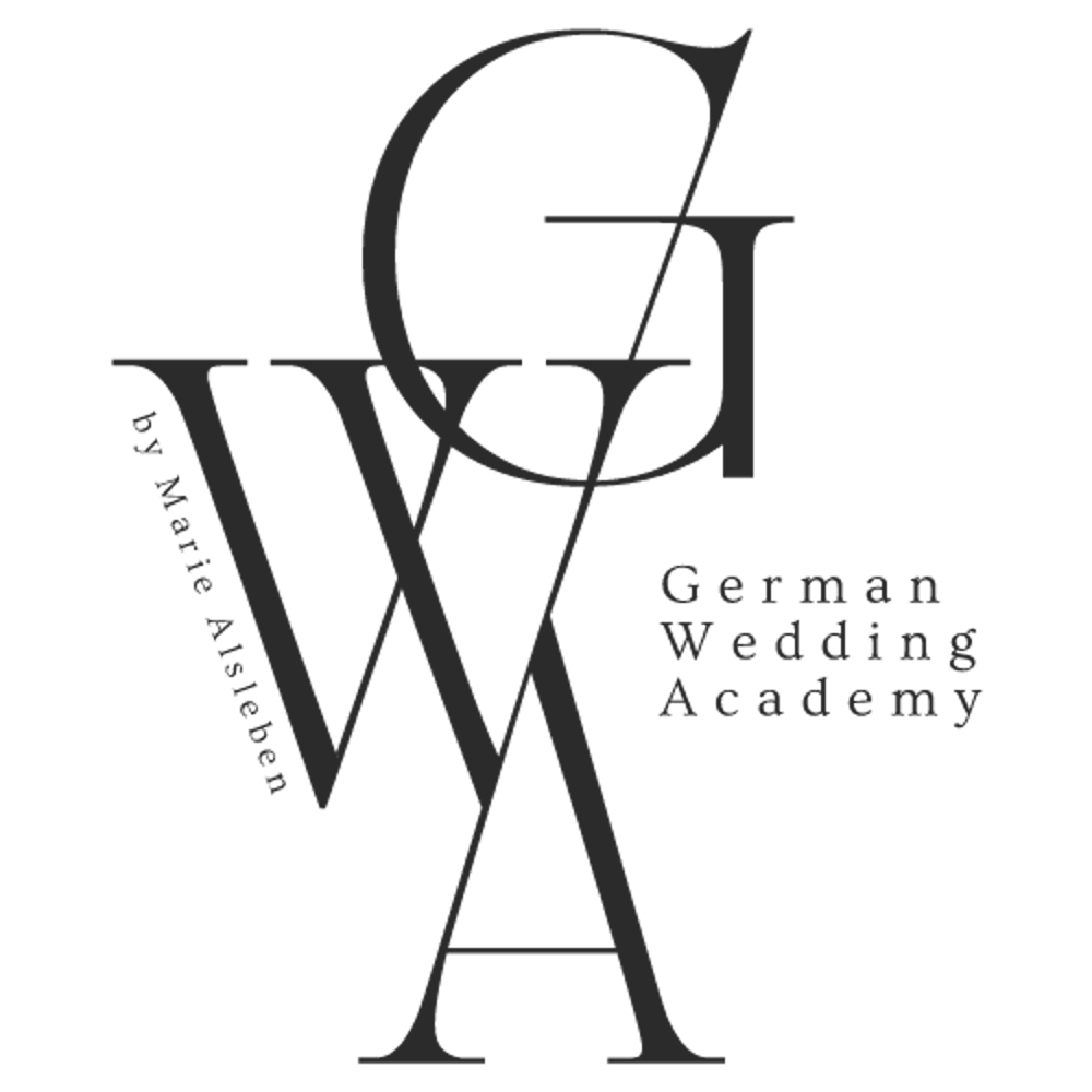Logo: Große, verschlungene Buchstaben GWA, links vertikal "by Marie Alsleben", rechts "German Wedding Academy".