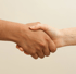 Zwei schüttelnde Hände zur Symbolisierung des Vertragsabschlusses 