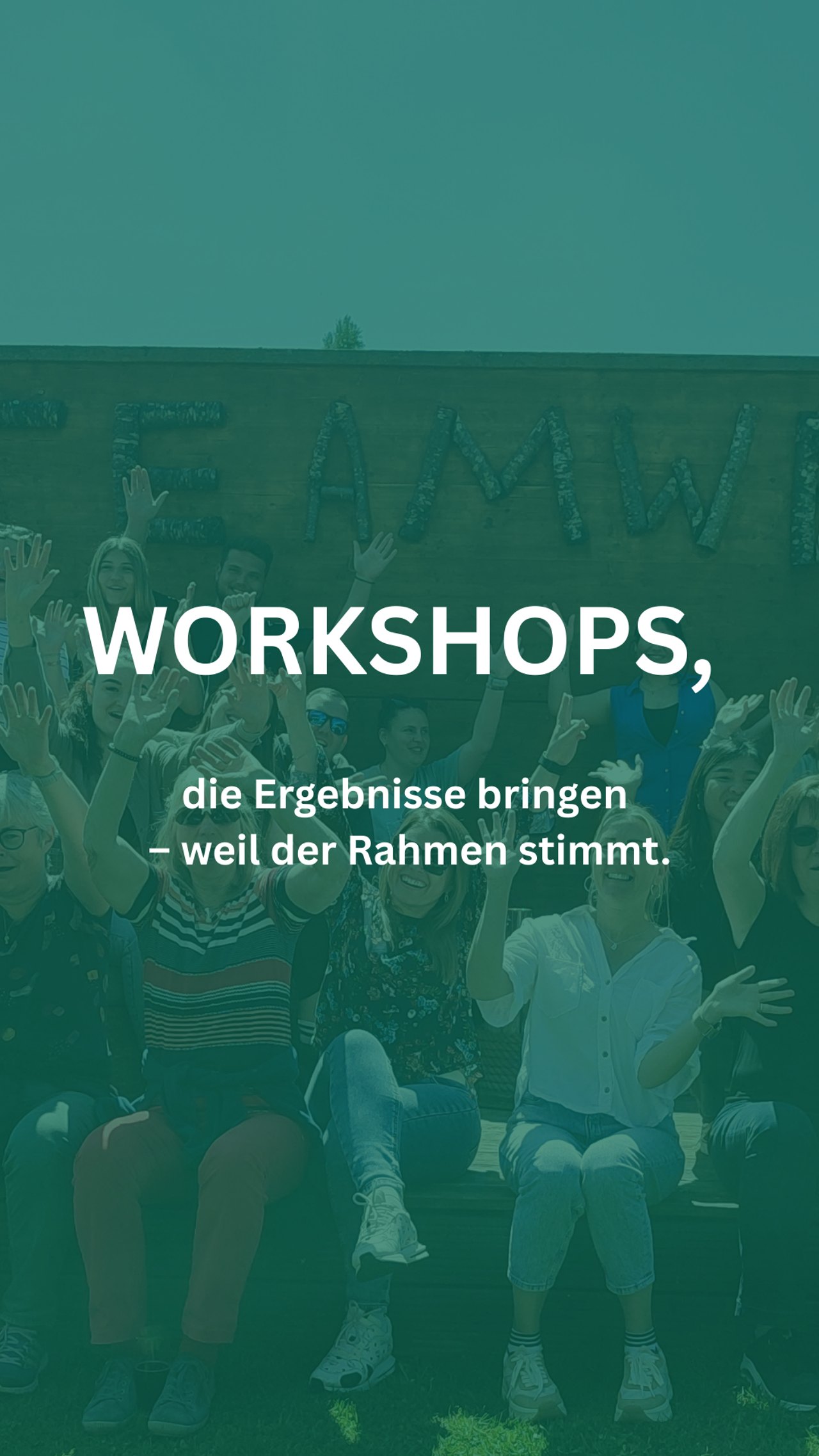 Anzeige Teamwelt: Gruppe mit erhobenen Händen vor dem Teamwelt-Schriftzug, „Workshops“