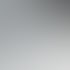 Laptop, Smartphone und Desktop-Monitor mit sozialen Medien-Apps auf einem weißen Schreibtisch.