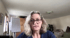 Eine Frau mit blonden Haaren und Brille blickt in die Kamera.