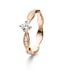 Roségoldener Verlobungsring mit einem zentralen Diamanten und kleineren Akzentsteinen auf der geschwungenen Ringschiene.