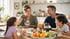 Gesundes Familienfrühstück als Teil eines aktiven Alltags