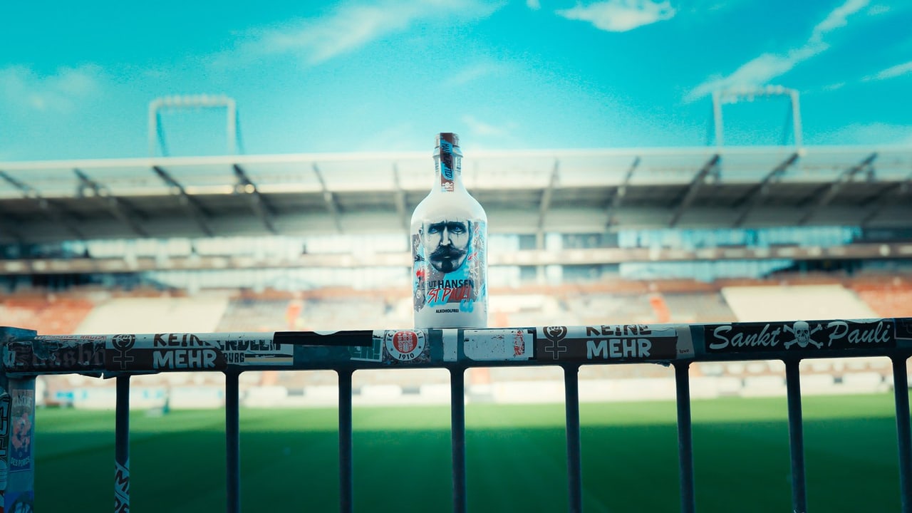 Produktfoto einer Flasche im leeren Stadion