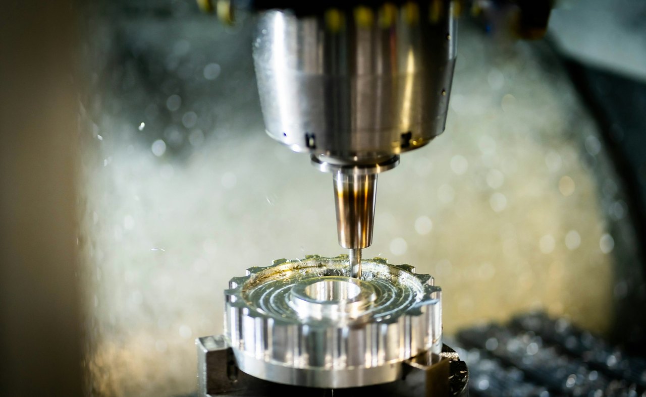 CNC-Bearbeitungszentrum beim Fräsen eines Metallteils