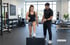  AI Generated: Ein Mann und eine Frau trainieren gemeinsam in einem Fitnessstudio. 
